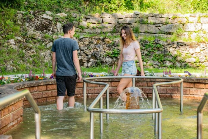 Wassertretbecken Kneipp-Anlage Pärchen beim Wassertreten im Wassertretbecken an der Kneipp-Anlage