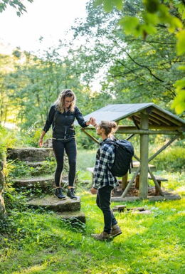 Landschaftsaufnahme mit Pärchen und Rastbank im Schleifkotengrund Steinbach