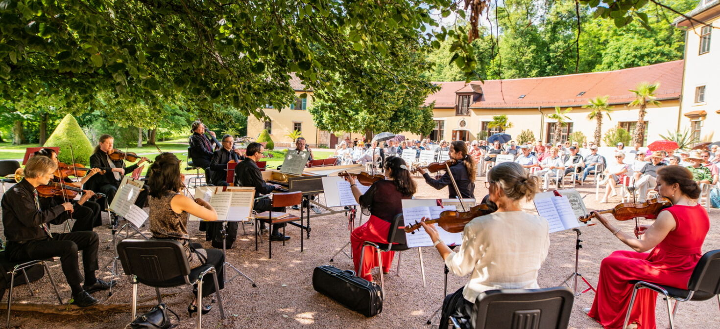 Sommerkonzert unter freiem Himmel im Schlosspark Altenstein mit Musikern und Publikum