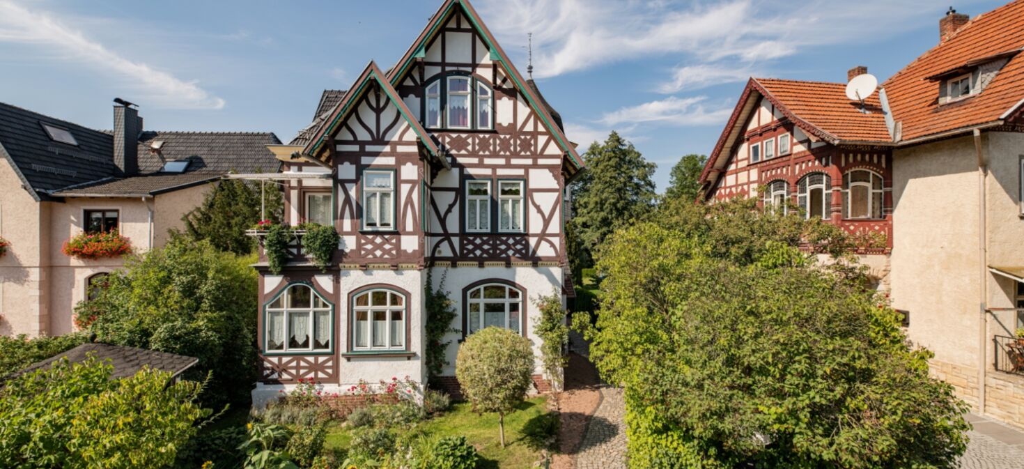 Außenaufnahme Villa Rossek mit Vorgarten