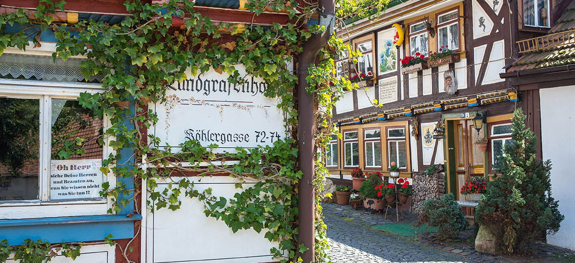 Aufnahme idyllische Köhlergasse mit Fachwerkbauten