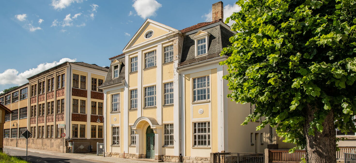 verschiedene Gebäude eines alten Industriequartiers, teils in Bauhausstil