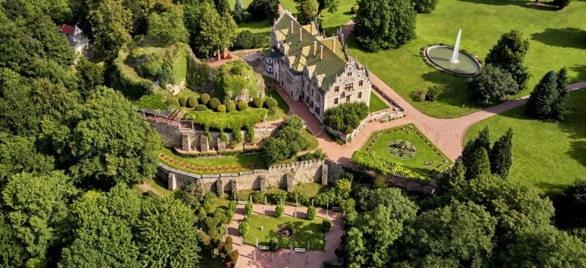 Luftaufnahme von Schloss und Park Altenstein in Bad Liebenstein