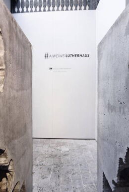 Die zeitgenössische Skulptur "man in a cube" des chinesischen Künstlers Ai Weiwei. Sie steht im Lutherhaus Eisenach.