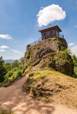 Landschaftsaufnahme Felsen mit Treppen, darauf Chinesisches Häuschen im Schlosspark Altenstein