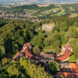 Luftaufnahme Innenpark Schloss & Park Altenstein mit Eingangsbereich und Schloss, umgeben von Wald und Natur