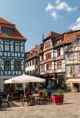 Fachwerkhäuser in Schmalkalden mit Café und Sitzplätzen im Außenbereich