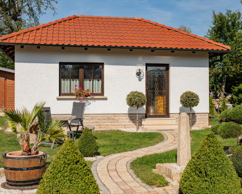 Außenaufnahme Ferienhaus Reum mit Vorgarten und Sitzmöglichkeit