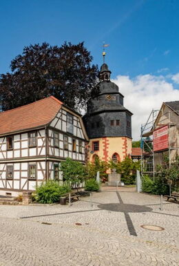 Außenaufnahme Laurentiuskirche Schweina mit anliegendem Fröbel-Kindergarten