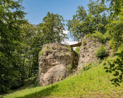 Landschaftsaufnahme Felsen mit Teufelsbrücke und Aussichtsplattform im Schlosspark Altenstein