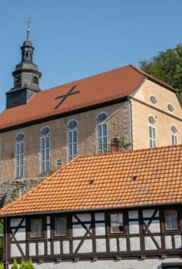 Außenaufnahme mit Blick auf die Barockkirche Steinbach