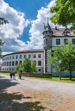 Außenaufnahme Schloss Elisabethenburg Meiningen mit Park und Menschen