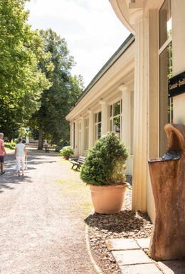 Außenaufnahme Wandelhalle mit Historischem Kurpark