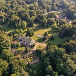 Luftaufnahme Innenpark Schloss & Park Altenstein mit Eingangsbereich, Schloss und Beetanlagen, umgeben von Wald und Natur