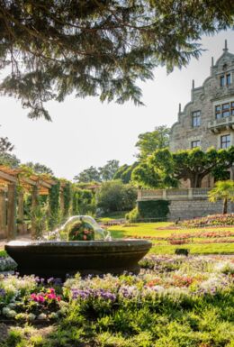 Schloss Altenstein mit Teppichbeet und Idolino-Brunnen mit Bronzestatue