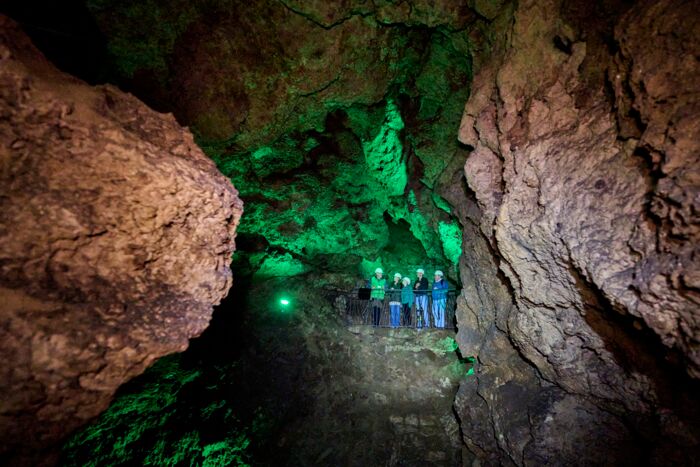 Innenaufnahme Altensteiner Höhle mit Felswänden und Besuchern