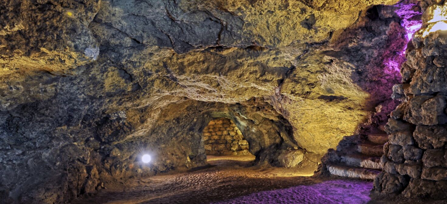 Innenaufnahme Altensteiner Höhle mit farbiger Beleuchtung