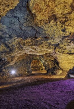 Innenaufnahme Altensteiner Höhle mit farbiger Beleuchtung