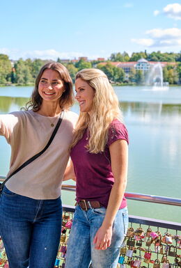 Zwei Frauen machen ein Selfie am Burgsee in Bad Salzungen
