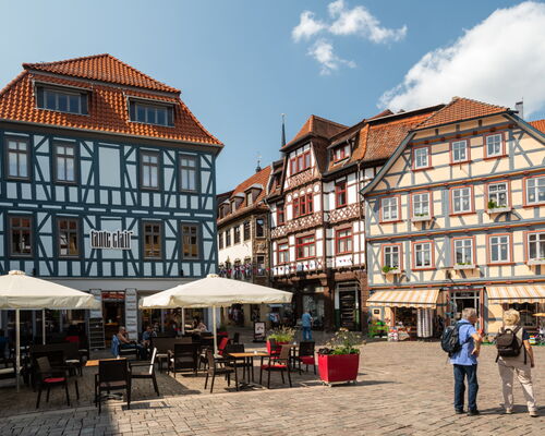 Fachwerkhäuser in Schmalkalden mit Café und Sitzplätzen im Außenbereich
