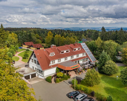 Drohnenaufnahme Waldhotel Rennsteighof mit Blick auf die Anlage und den Wald