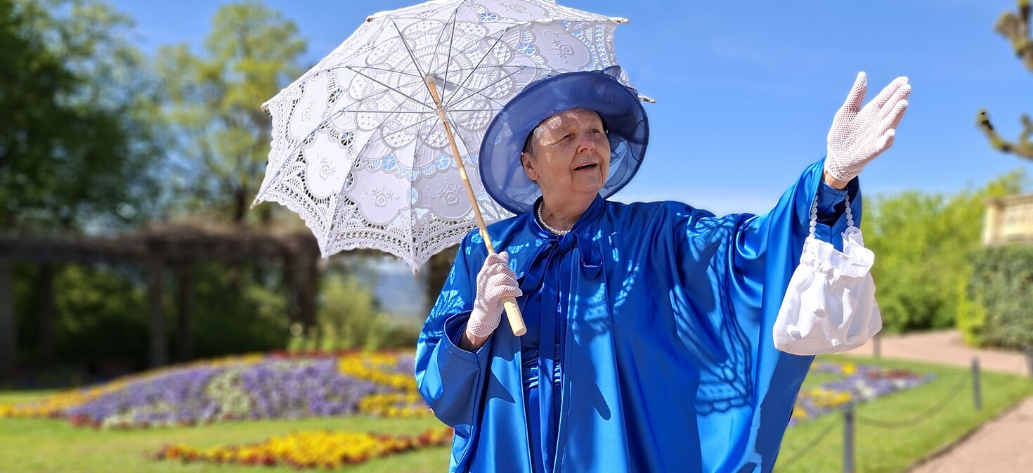 Gästeführerin Ilga Gäbler als Queen Adelaide im Kostüm im Schlosspark Altenstein