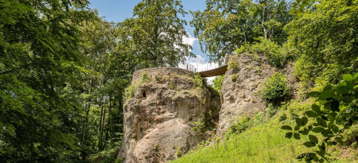Landschaftsaufnahme Felsen mit Teufelsbrücke und Aussichtsplattform im Schlosspark Altenstein