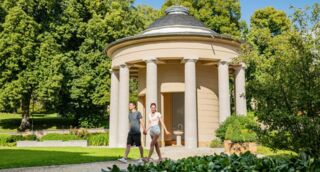 Brunnentempel Bad Liebenstein Landschaftsaufnahme mit Brunnentempel und Heilwasserbrunnen