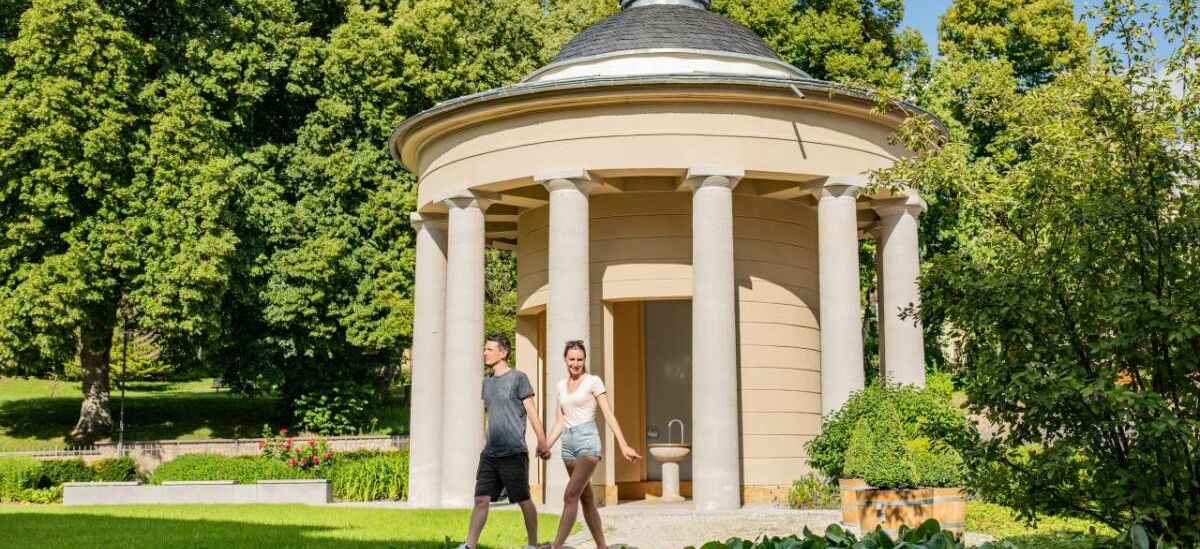 Landschaftsaufnahme mit Brunnentempel und Heilwasserbrunnen