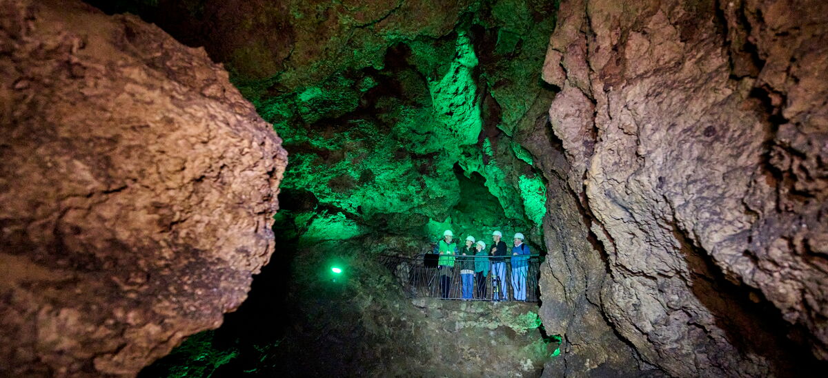 Innenaufnahme Altensteiner Höhle mit Felswänden und Besuchern