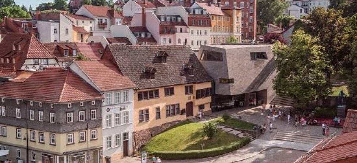 Außenaufnahme Bachhaus Eisenach mit Alt- und Neubau, Bachdenkmal und Blick auf den Frauenplan
