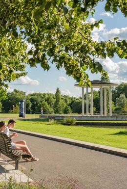 Neuer Kurpark mit Sitzbänken und Blick auf den Tempel