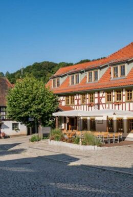 Außenaufnahme Messerstübchen mit Terrasse und Blick auf den Marktplatz Steinbach