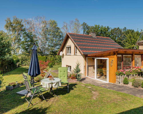 Außenaufnahme Ferienhaus Rabold mit Garten und Sitzmöglichkeit