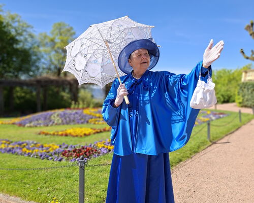 Gästeführerin Ilga Gäbler als Queen Adelaide im Kostüm im Schlosspark Altenstein