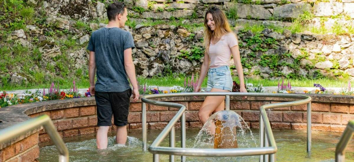 Wassertretbecken Kneipp-Anlage Pärchen beim Wassertreten im Wassertretbecken an der Kneipp-Anlage