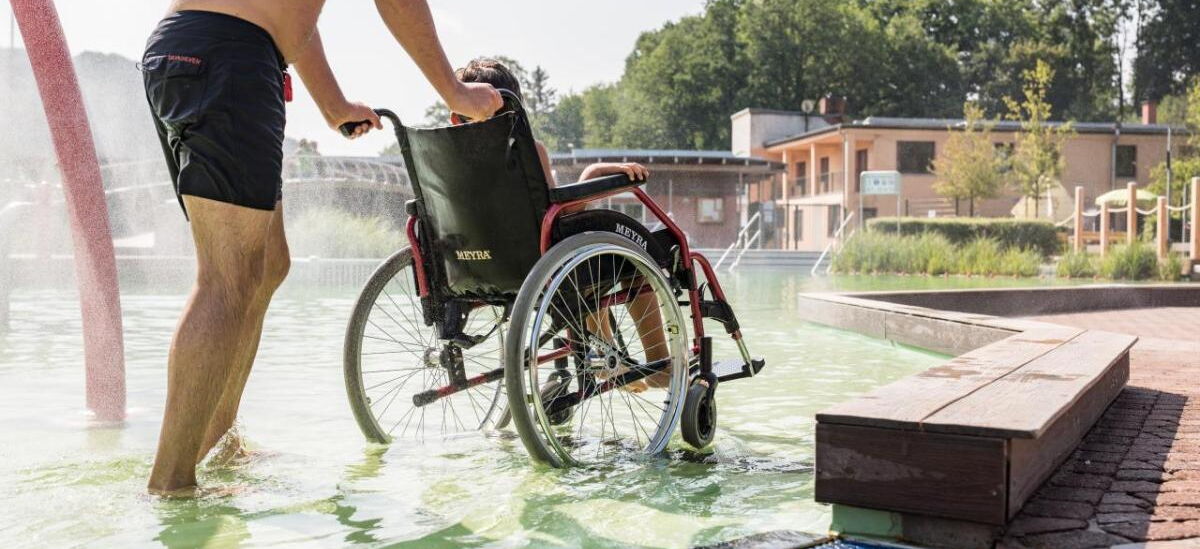 Rollstuhlfahrer BioBad Glücksbrunn © Tobias Kromke