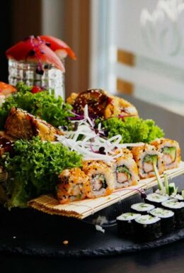 Speisenteller Restaurant SEN mit verschiedenem Sushi und Beilagen