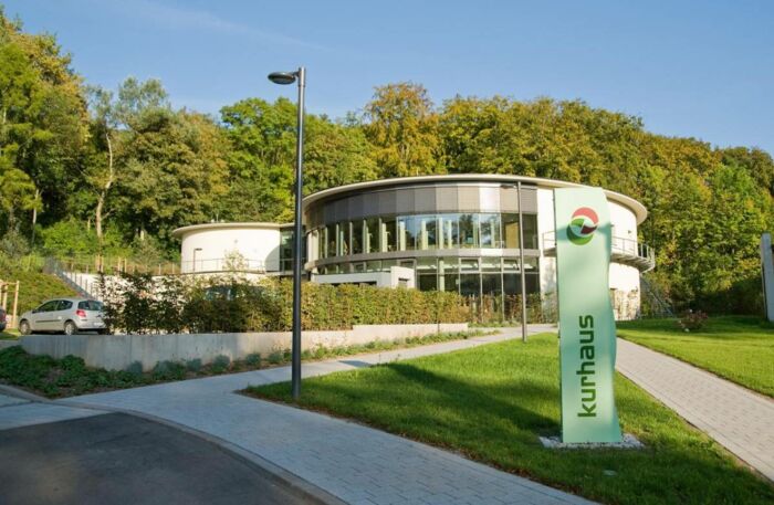 Kurhaus Vital-Brunnen Landschaftsaufnahme mit Kurhaus Vital-Brunnen