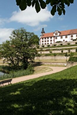 Außenaufnahme Schloss Wilhelmsburg Schmalkalden mit Parkanlage und Teich