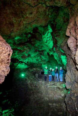 Innenaufnahme Altensteiner Höhle mit Felswänden und Besuchern