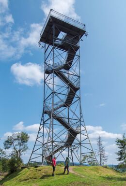 Landschaftsaufnahme mit Aussichtsturm Alexanderturm und Menschen