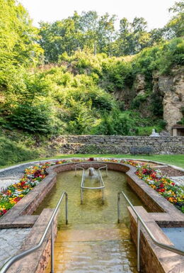 Landschaftsaufnahme Kneipp-Anlage mit Wassertretbecken, Fußreflexzonenpfad und Erdfall