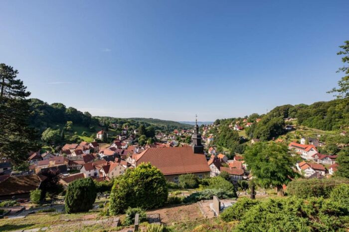 Blick auf Barockkirche und Bergdorf Steinbach Landschaftsaufnahme mit Blick auf die Barockkirche und das Bergdorf Steinbach