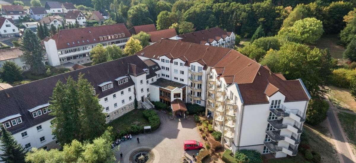 Drohnenaufnahme MEDIAN Heinrich-Mann-Klinik mit Blick auf den Eingangsbereich
