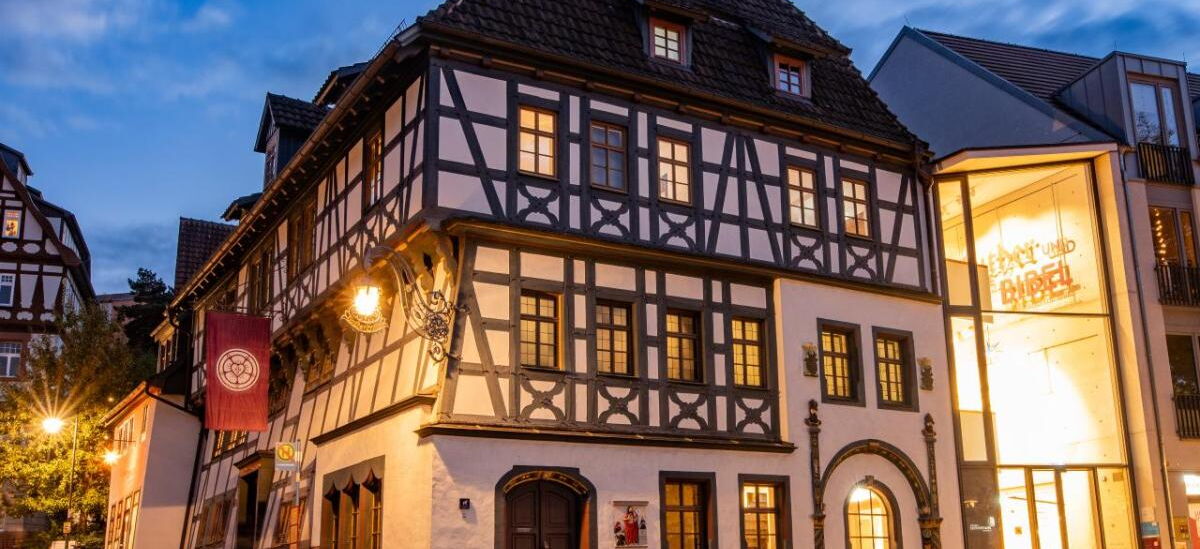 Atmosph?rische Aufnahme des Lutherhauses in Eisenach am Abend. Das Haus geh?rt zu den ?ltesten Fachwerkh?usern in Th?ringen.