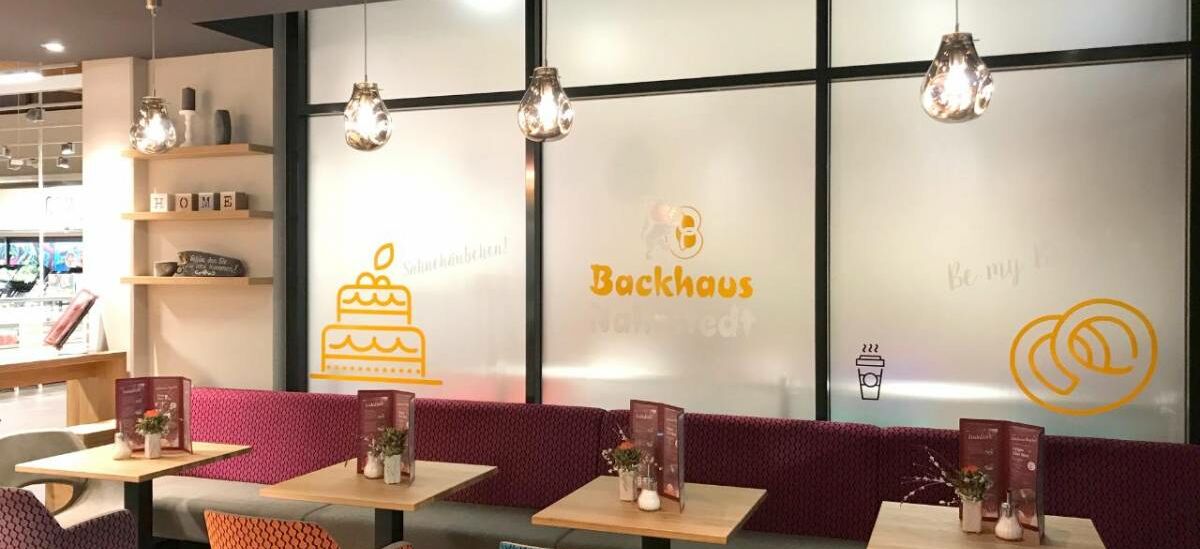 Innenaufnahme Café Nahrstedt mit modern eingerichtetem Sitzbereich