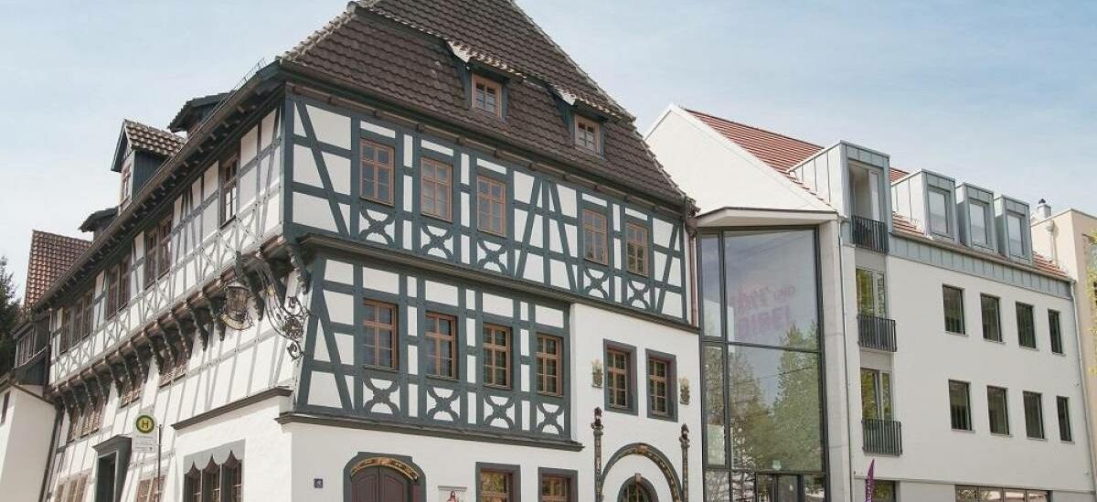 Außenaufnahme Lutherhaus Eisenach mit altem Fachwerkhaus und neuem Anbau