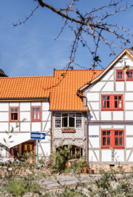 Außenaufnahme Fachwerkhaus Landhaus Fröbel in Schweina mit Laurentiuskirche