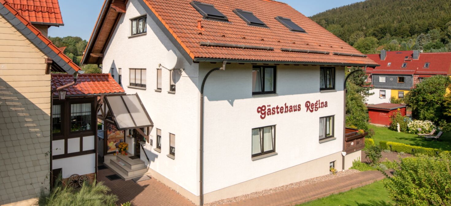 Außenaufnahme Gästehaus Regina mit Garten